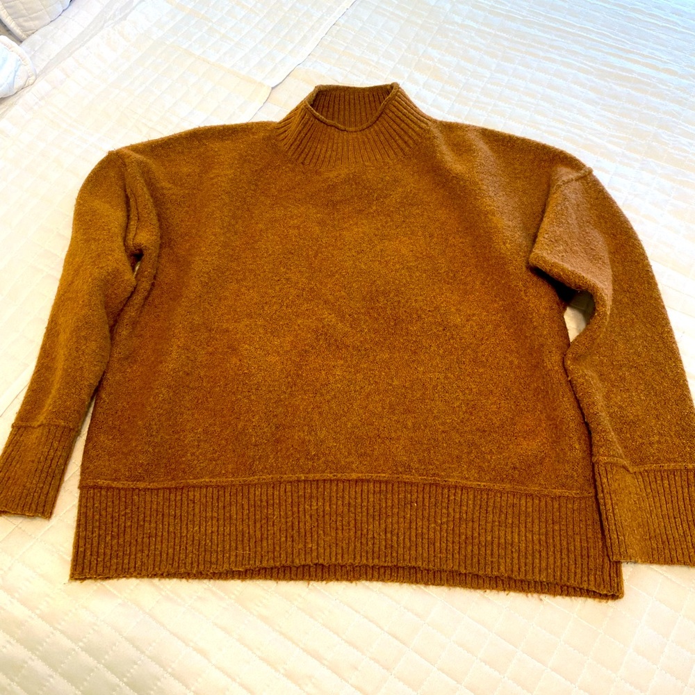 Universal thread sweater size Large
